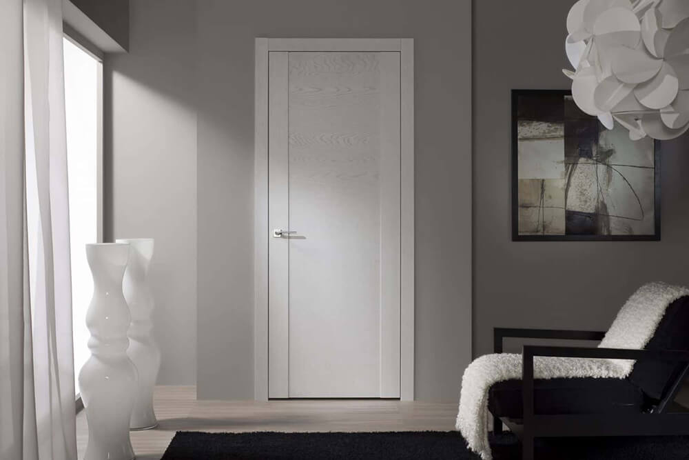 Белая дверь в интерьере комнаты