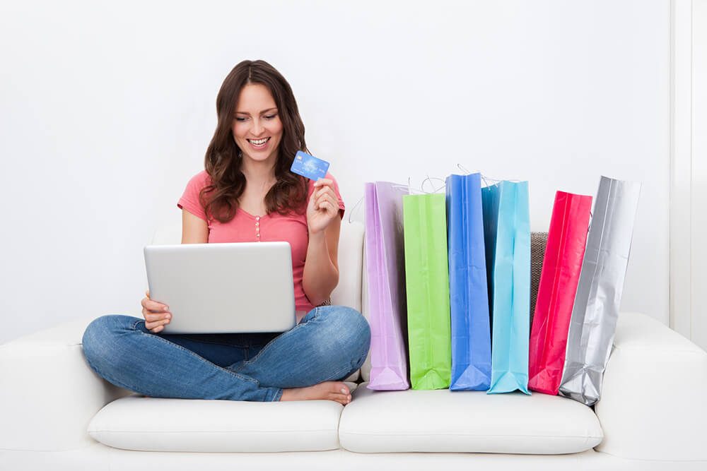 Женщина делает онлайн покупки